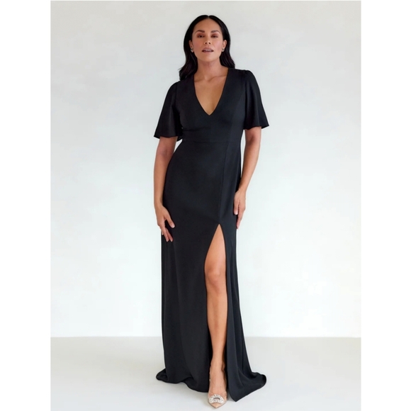 Elegant Black Evening Gown - Picture 2 of 13